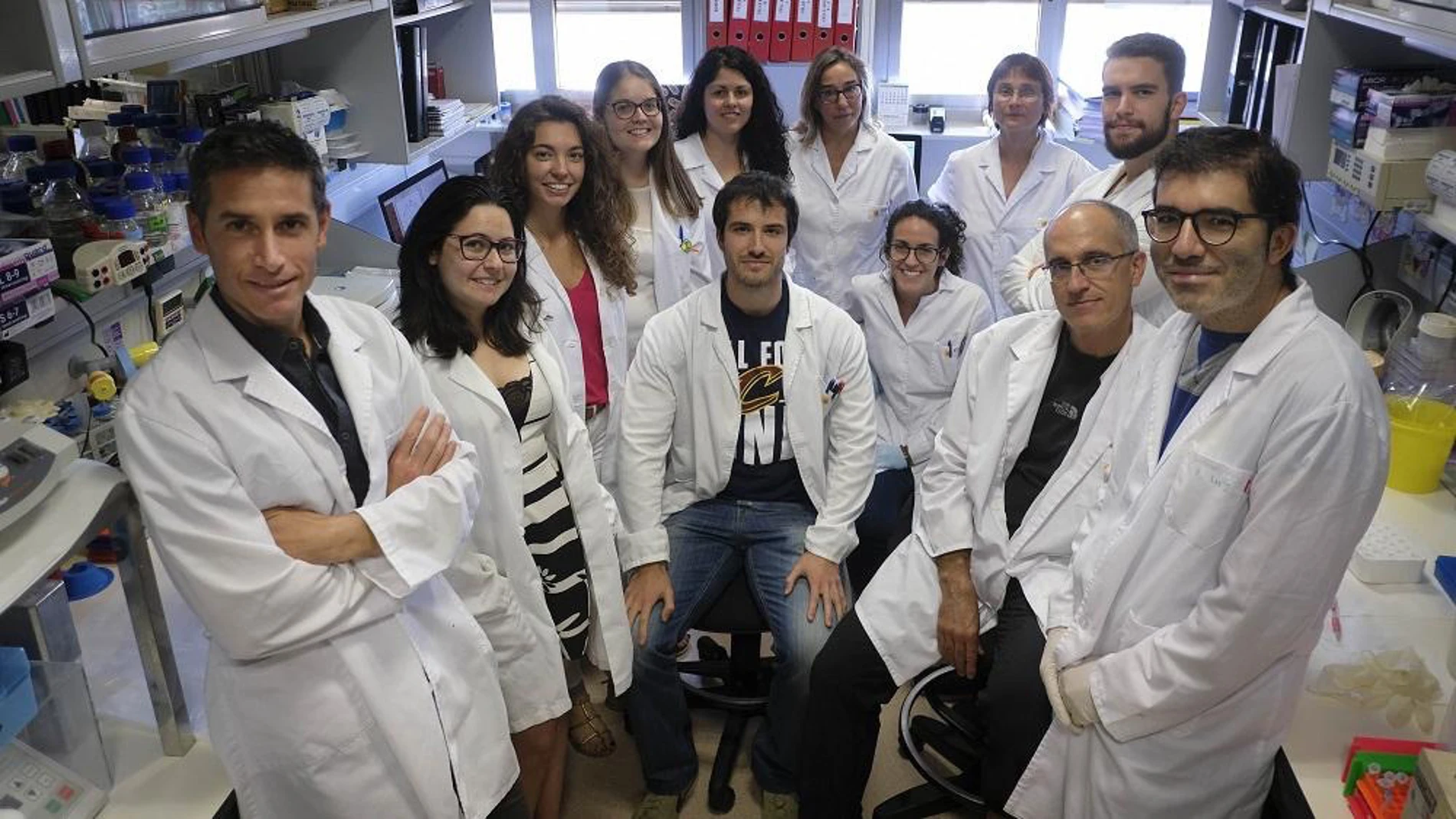 Equipo de investigadores dirigido por el profesor Bustelo, que han avanzado en nuevas medidas contra el cáncer