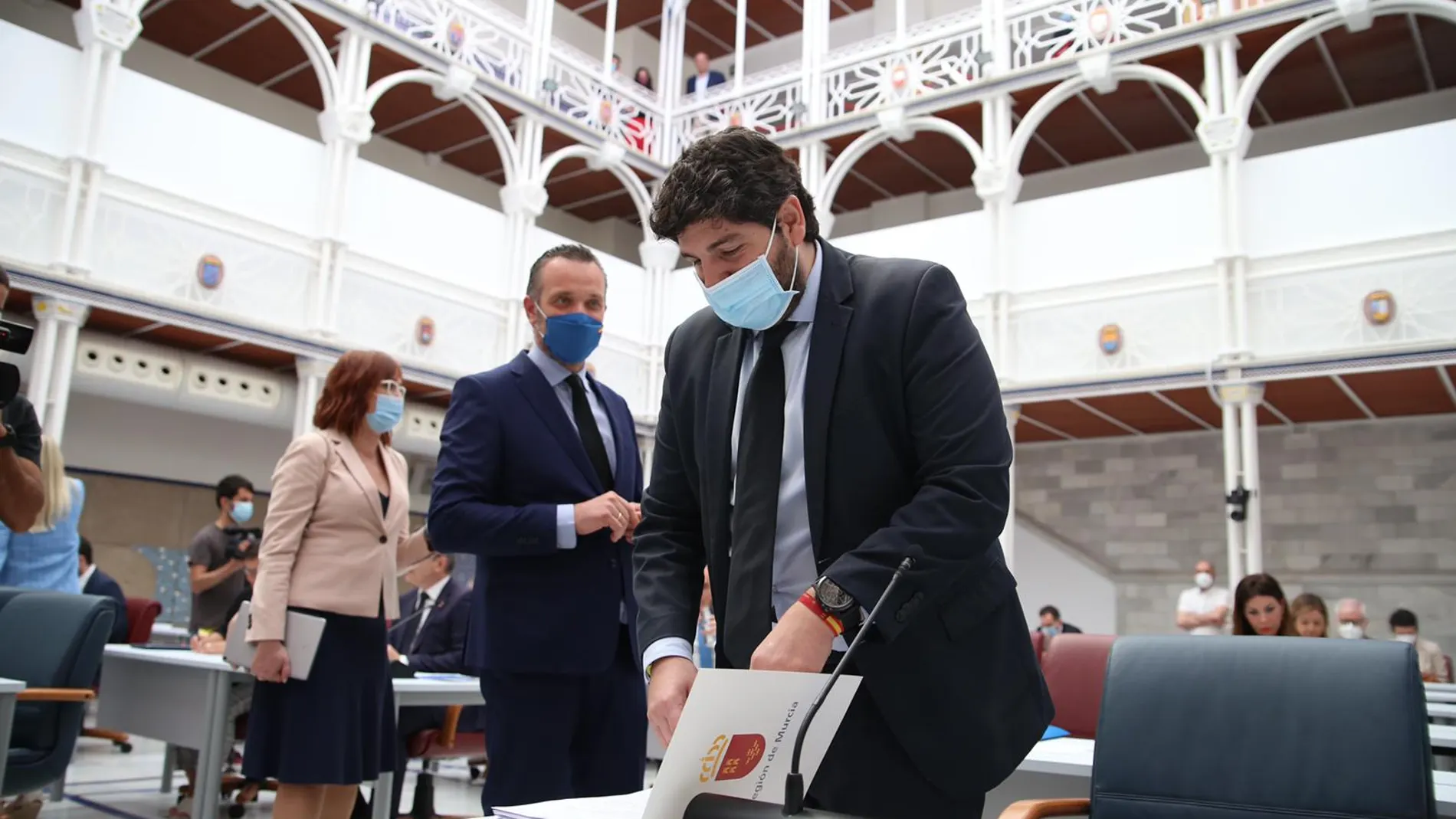 El presidente de la Región de Murcia, Fernando López Miras, minutos antes de su intervención en el Debate sobre el Estado de la Región