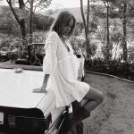 María Pombo tiene el vestido blanco perfecto de Pull&Bear con el que acabar la primavera y empezar el verano.