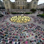 Activistas del grupo "Evacua a los niños de Moria" colocan 6.007 zapatos frente al Parlamento en Oslo