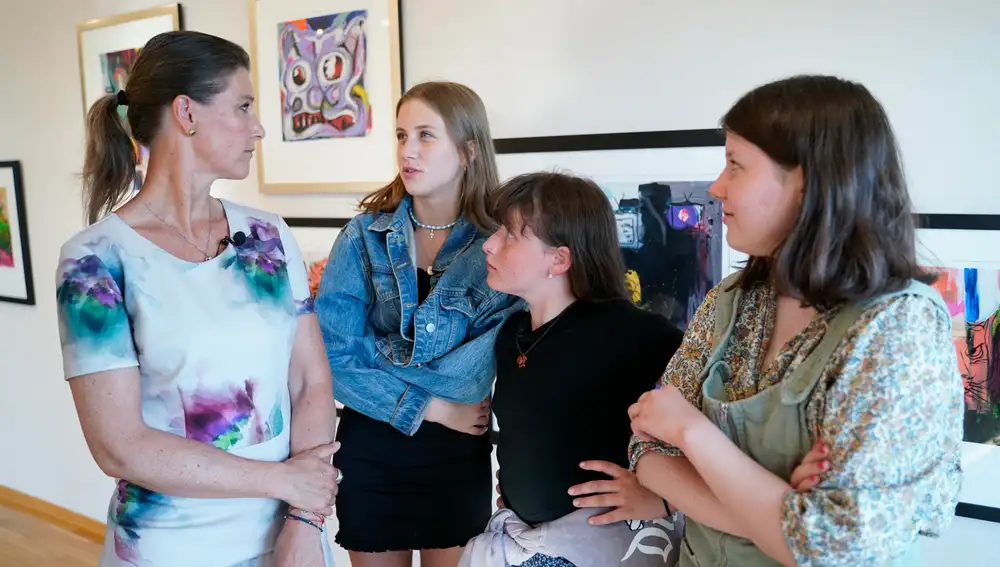 La princesa Marta Luisa de Noruega y sus hijas en la presentación de la exposición en memoria de Ari Behn, en la que se han expuesto algunos de los dibujos de las hijas del escritor que falleció las pasadas Navidades. EFE/EPA/FREDRIK HAGEN NORWAY OUT