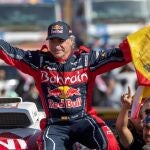 El piloto Carlos Sainz, considerado la primera gran leyenda del automovilismo español, ha sido distinguido este martes con el Premio Princesa de Asturias de los Deportes 2020. En la imagen, Carlos Sainz celebra su victoria en el Dakar 2020 en Qiddya, Arabia Saudí, el 17 de enero de 2020, con el equipo Bahrain JCW X-Raid Team.