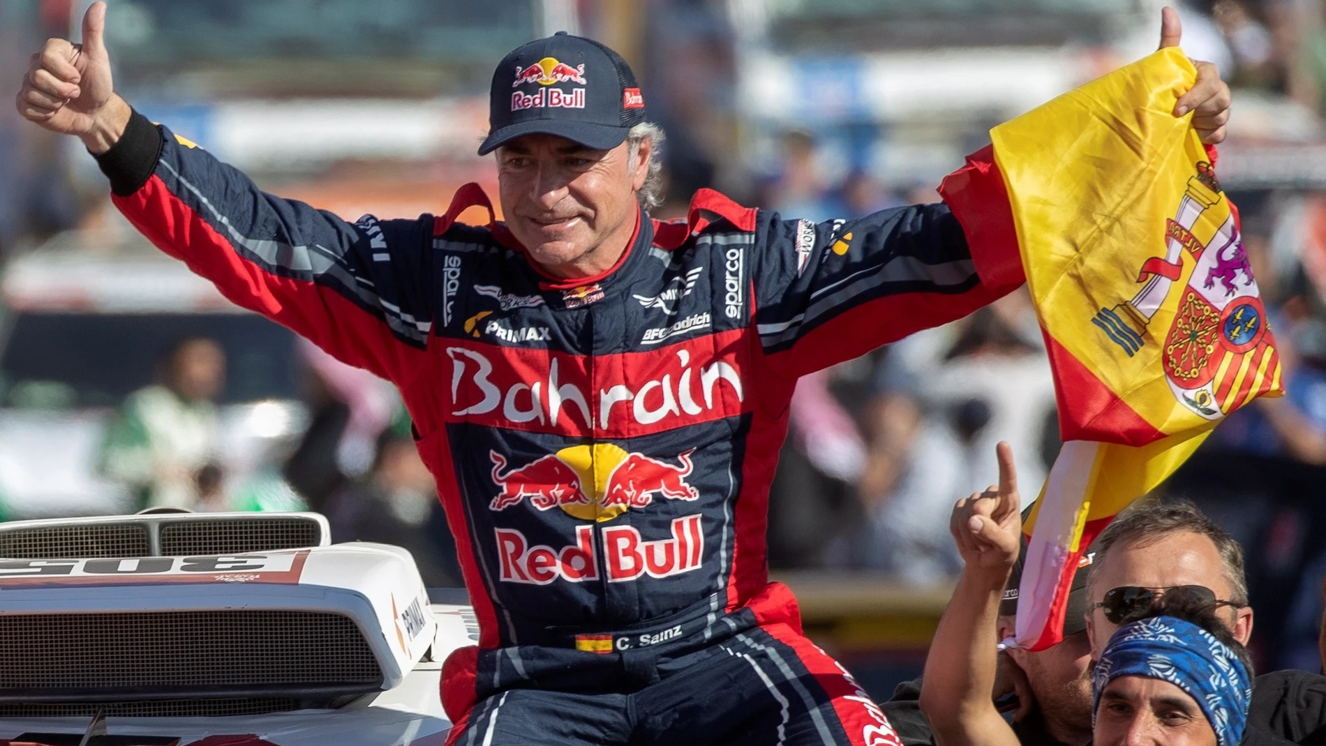 El piloto Carlos Sainz, considerado la primera gran leyenda del automovilismo español, ha sido distinguido este martes con el Premio Princesa de Asturias de los Deportes 2020. En la imagen, Carlos Sainz celebra su victoria en el Dakar 2020 en Qiddya, Arabia Saudí, el 17 de enero de 2020, con el equipo Bahrain JCW X-Raid Team.