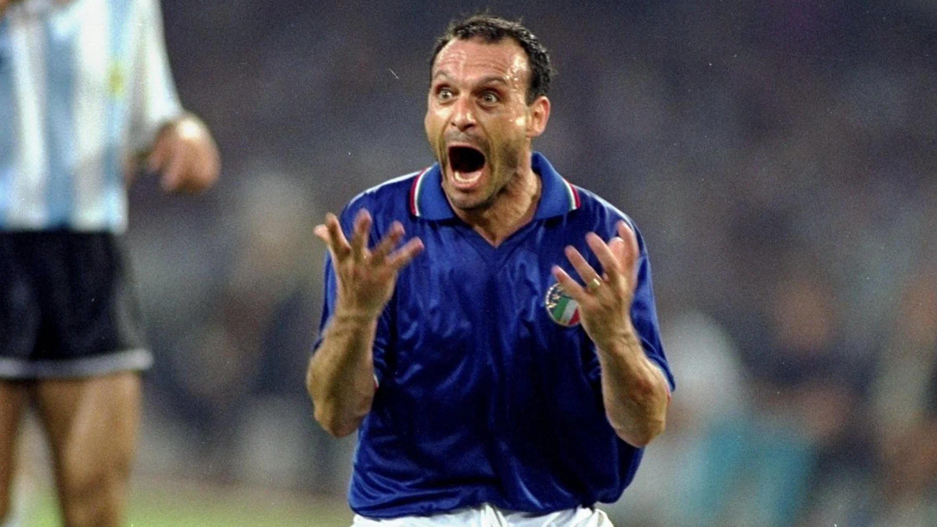El italiano Salvatore Schillaci protesta durante la semifinal del Mundial Italia '90 contra Argentina.