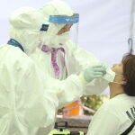 Sanitarios hacen una prueba de coronavirus a una mujer