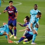 Messi cae al suelo en un partido contra el Leganés