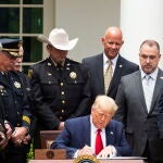Donald Trump firma en el Despacho Oval un decreto de buenas prácticas policiales criticado por ser solo voluntario