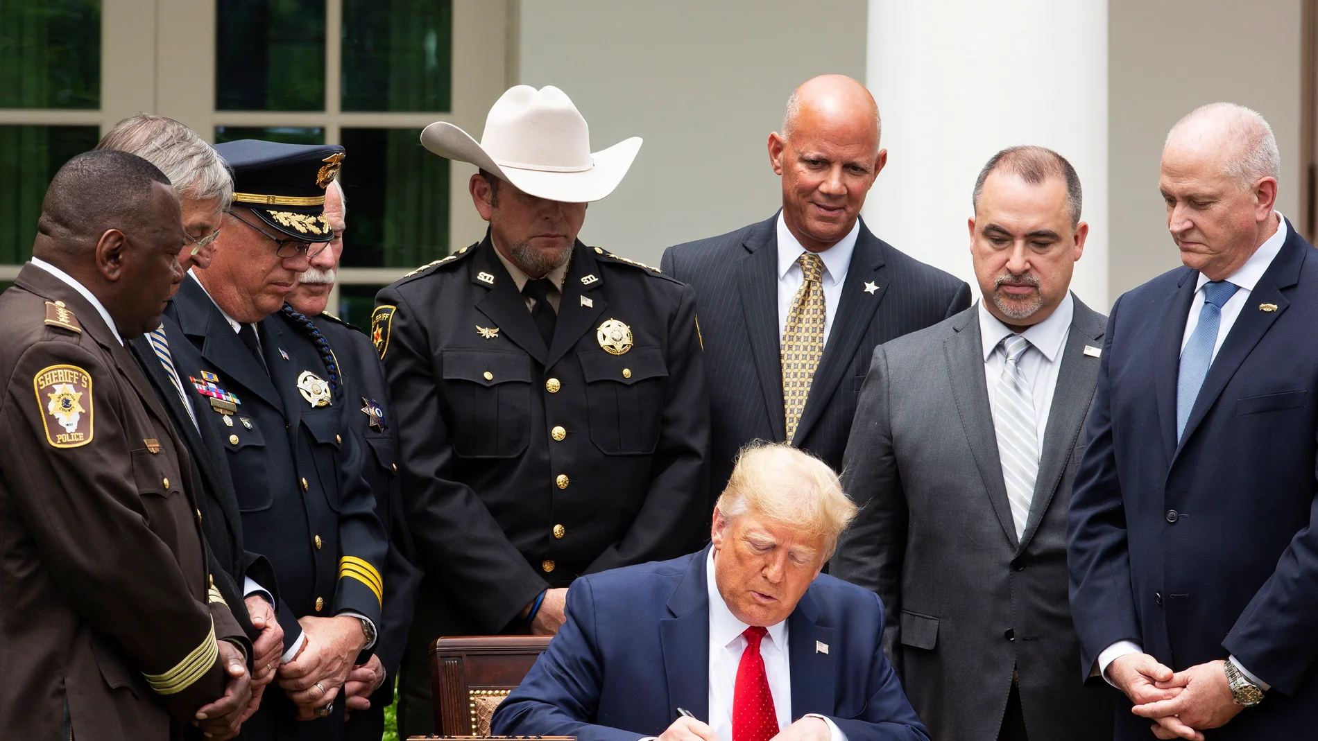 Donald Trump firma en el Despacho Oval un decreto de buenas prácticas policiales criticado por ser solo voluntario