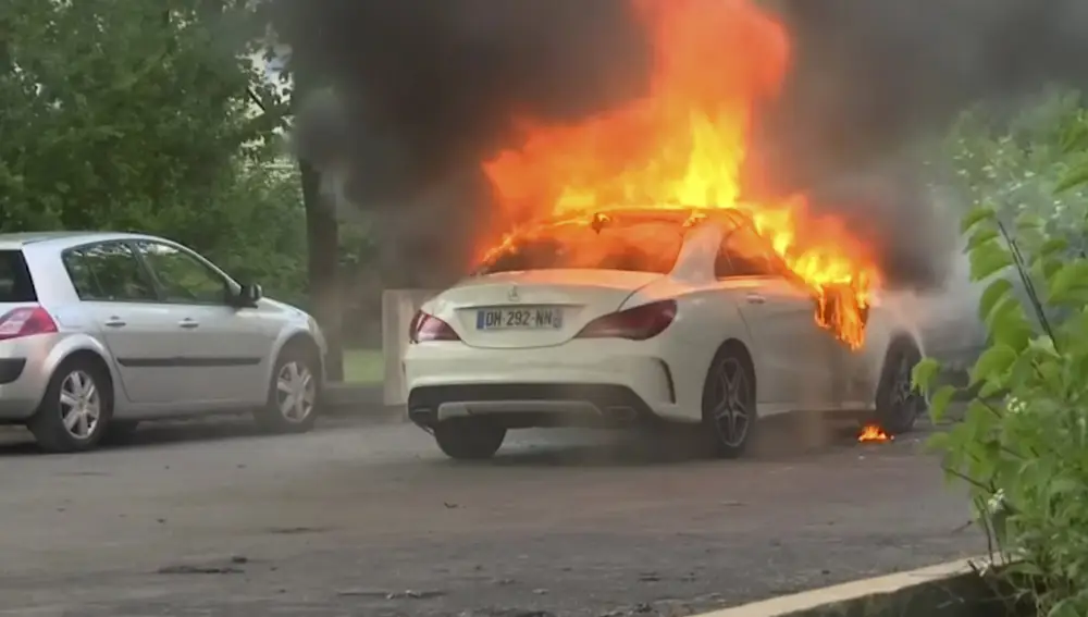 Un coche incendiado en la ciudad francesa de Dijon el pasado lunes