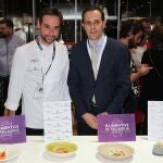 El presidente de la Diputación de Valladolid, Conrado Íscar, aprtomociona la marca Alimentos de Valladolid en Madrid Fusión. En la imagen, junto al chef vallisoletano Miguel Ángel de la Cruz.