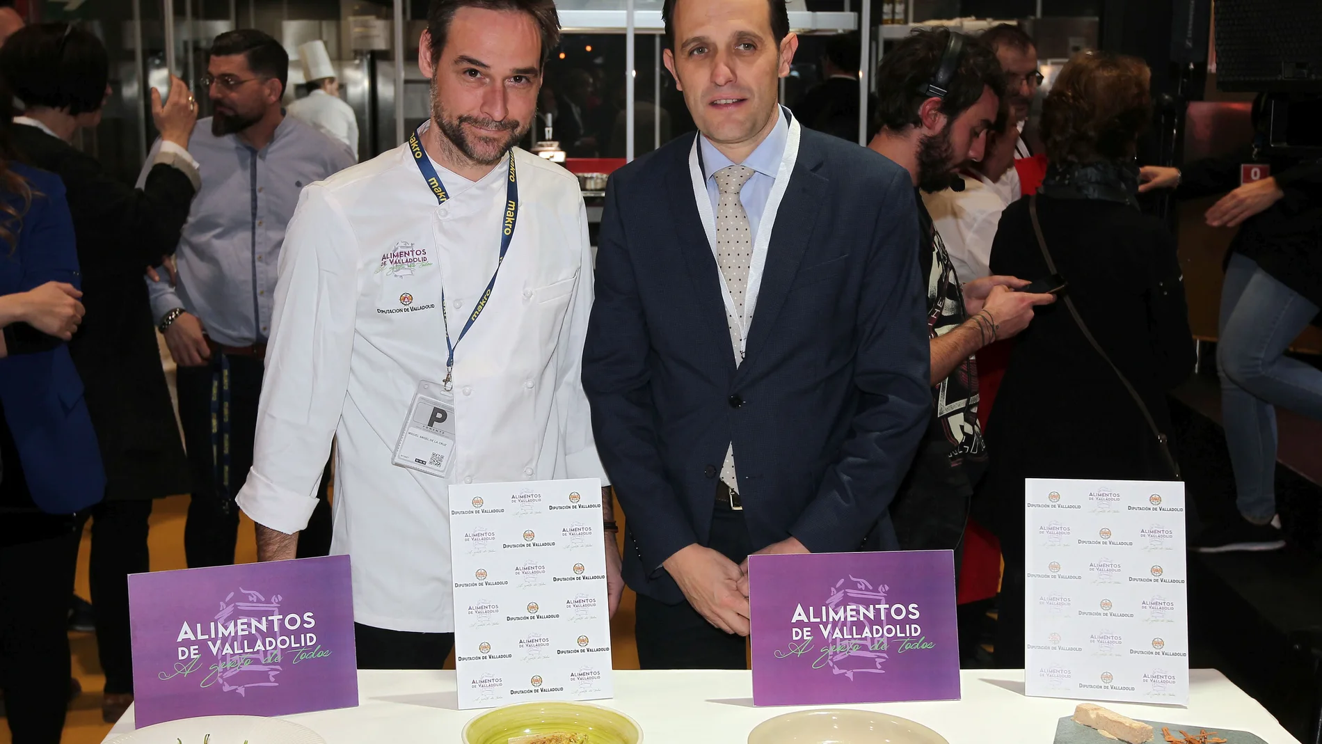 El presidente de la Diputación de Valladolid, Conrado Íscar, aprtomociona la marca Alimentos de Valladolid en Madrid Fusión. En la imagen, junto al chef vallisoletano Miguel Ángel de la Cruz.