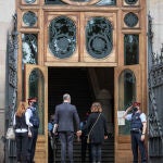 El conseller de Interior, Miquel Buch, a su llegada al Tribunal Superior de Justicia de Cataluña (TSJC) con su mujer, Cesca Domènech, donde ha sido citado a declarar como investigado