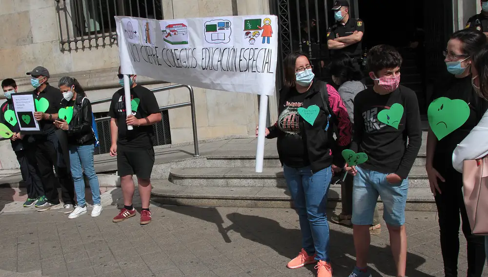 Concentración de la plataforma ‘Educación Inclusiva Sí, Especial También’ frente a la Subdelegación del Gobierno en León