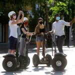 Unos turistas pasean por Sevilla durante la fase tres de desescalada