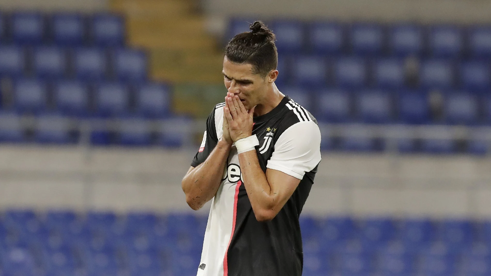 Cristiano Ronaldo se lamenta durante la final de Copa contra el Nápoles. (AP Photo/Andrew Medichini)
