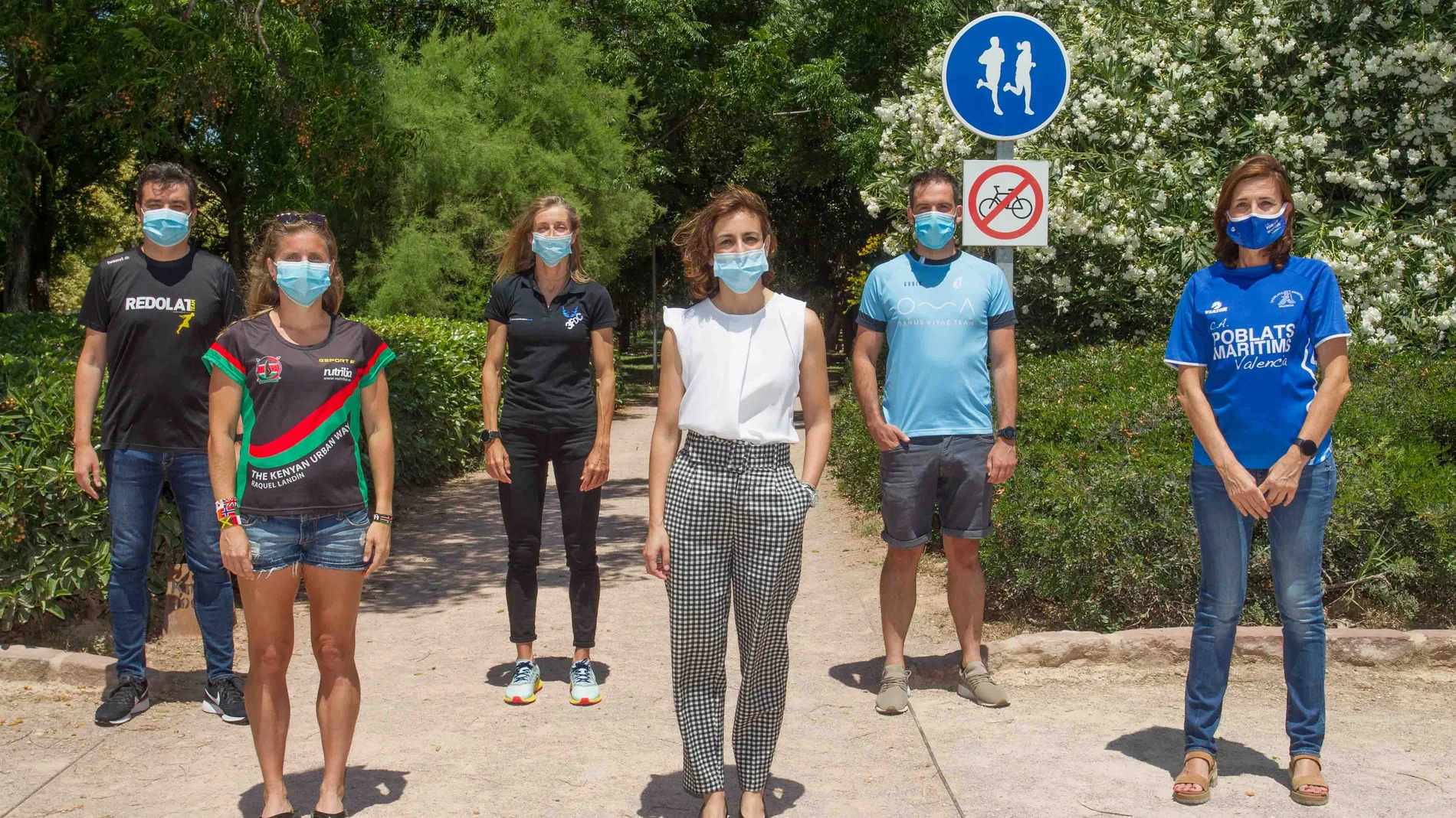 Elena Tejedor, directora de la Fundación Trinidad Alfonso, posa con José Antonio Redolat, Marta Fernández de Castro, Cristina Martínez, Ruben Gadea y Raquel Landín en el inicio del programa en el Circuit 5K ‘Jardí del Turia’