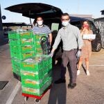 Imagen de la entrega de productos frescos por Mercadona a la Fundación Cruz Blanca de Arahal (Sevilla)