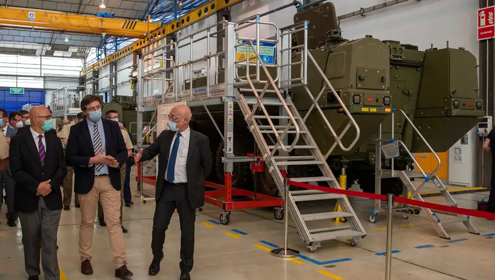 El secretario de estado de Defensa, Ángel Olivares (d), este miércoles, durante la visita a la empresa Santa Bárbara Sistemas en Alcalá de Guadaira (Sevilla), que participa en la fabricación del Vehículo de Combate sobre Ruedas (VCR) 8x8.