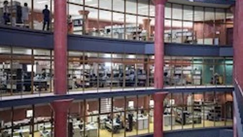 Imagen de funcionarios en Torre Triana, edifico que alberga un par de consejerías de la Junta de Andalucía