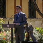 El presidente de la Junta de Andalucía, Juanma Moreno, en la presentación en el Palacio de San Telmo de la escultura que perpetua el aplauso a de todos los "luchadores" contra el Covid-19