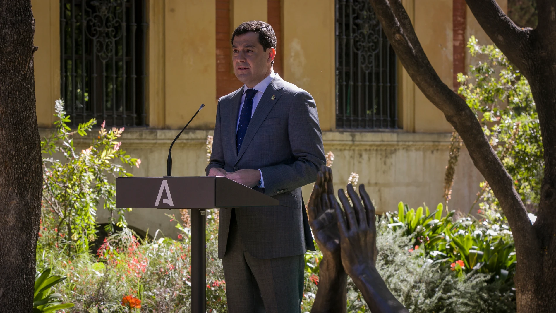 Presentación de la escultura dedicada a los profesionales que luchan contra la pandemia de covid-19