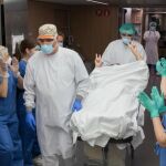 Trabajadores médicos del Hospital Clínic de Barcelona transfieren un paciente de COVID-19