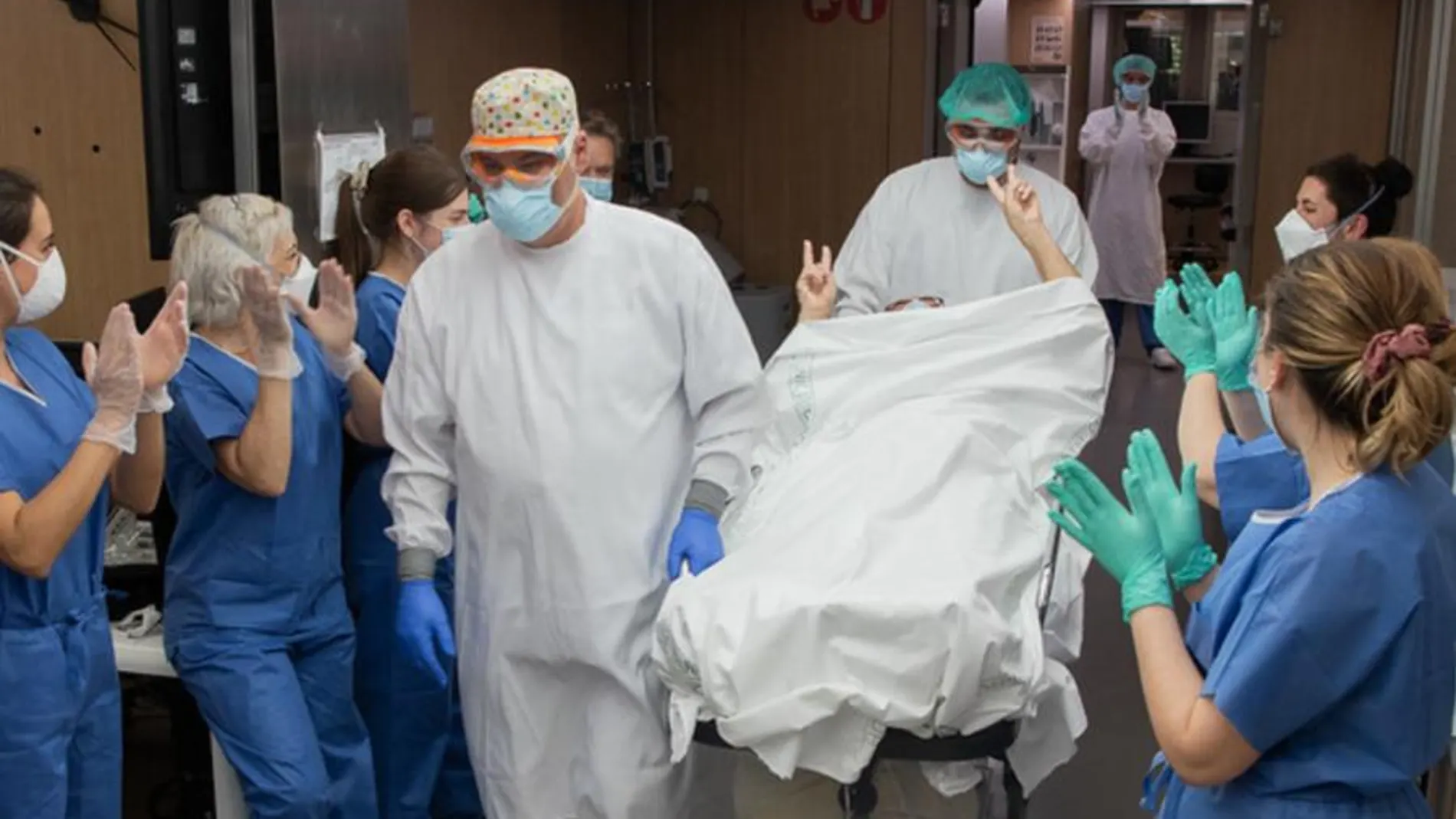 Trabajadores médicos del Hospital Clínic de Barcelona transfieren un paciente de COVID-19