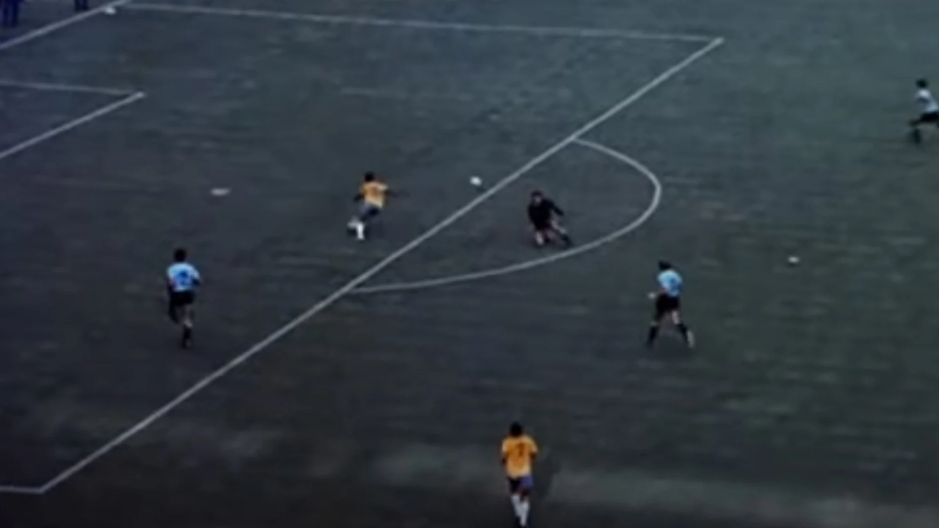 Momento en el que Pelé regatea a Mazurkiewicz en la semifinal Uruguay-Brasil de México '70.