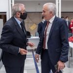 El diputado socialista en el parlamento murciano Alfonso Martínez Baños (d), junto al presidente del parlamento Alberto Castillo (i) en una imagen de archivo
