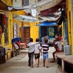 Unos niños pasean por un barrio de Mathura, India, uno de los países con tasas más altas de mortalidad infantil