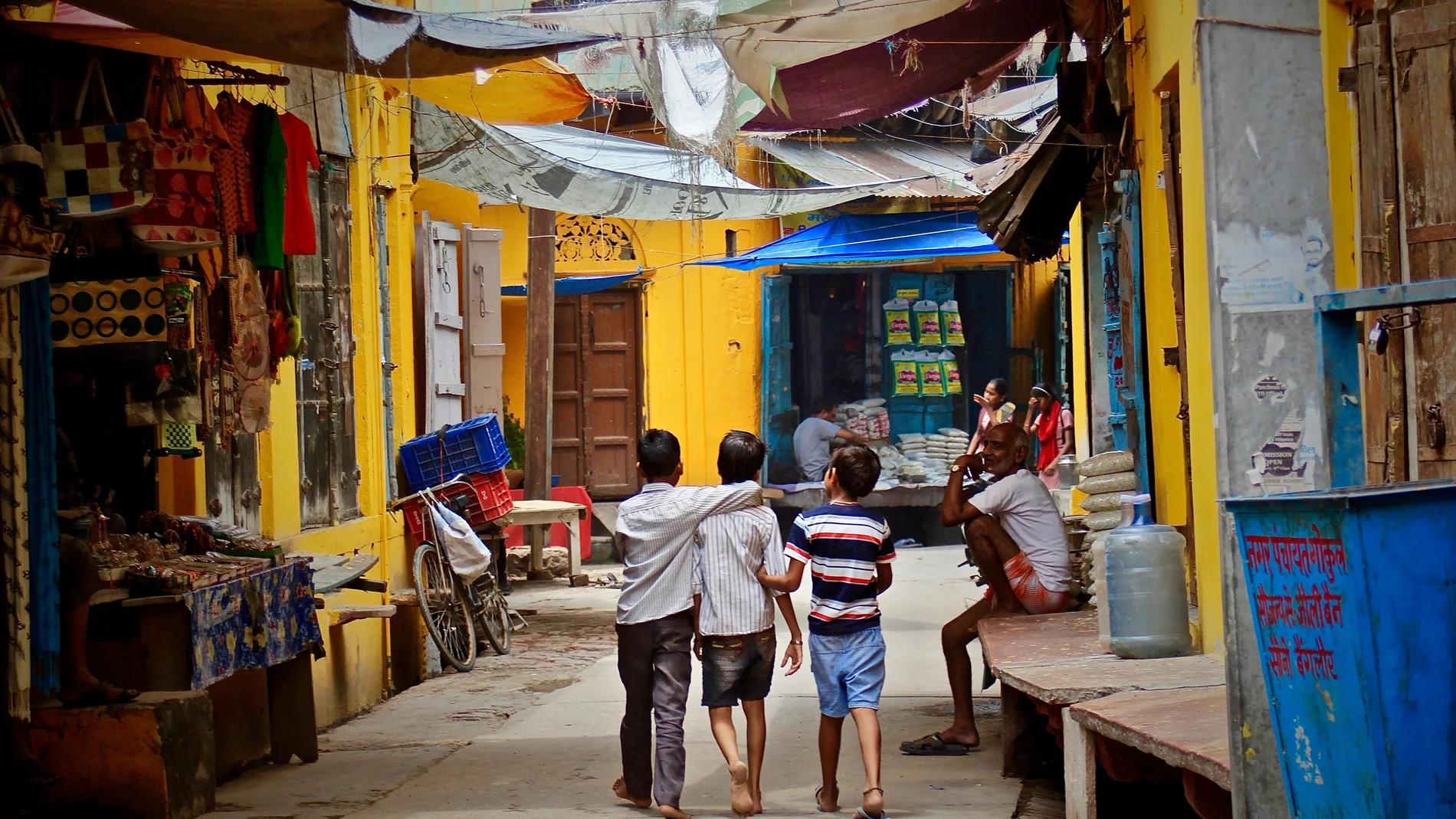 Unos niños pasean por un barrio de Mathura, India, uno de los países con tasas más altas de mortalidad infantil