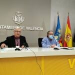 El alcalde de València, Joan Ribó, y el concejal de Hacienda, Ramón Vilar, en la rueda de prensa