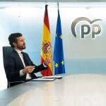 El presidente del PP, Pablo Casado, durante la videoconferencia que ha mantenido esta tarde con líderes del PP europeo en la sede de los populares en Madrid/ David Mudarra