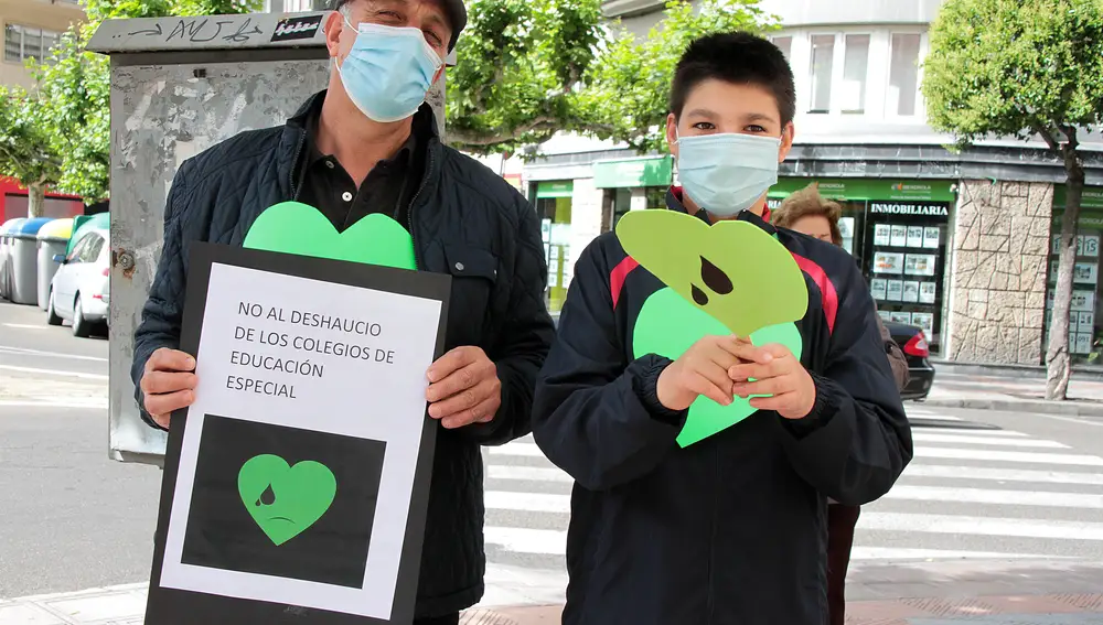 Concentración de la plataforma ‘Educación Inclusiva Sí, Especial También’ frente a la Subdelegación del Gobierno en León