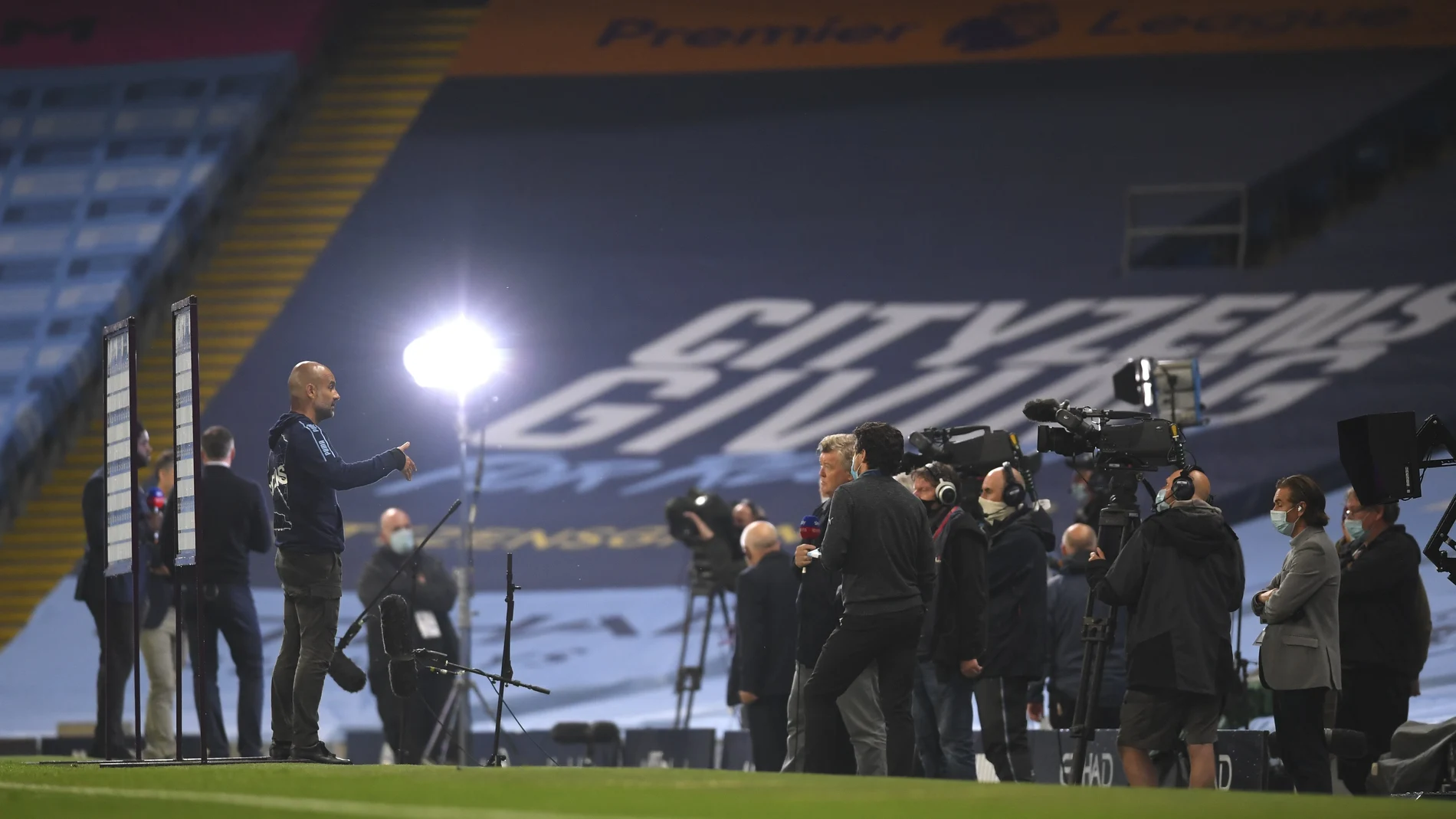 Guardiola, hablando con los medios