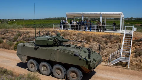 Un Vehículo de Combate sobre Ruedas (VCR) 8x8 Dragón en su recorrido por la pista de pruebas de Santa Bárbara Sistemas en Alcalá de Guadaira (Sevilla).