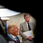 Bolton escucha a Donald Trump durante una reunión en el Despacho Oval