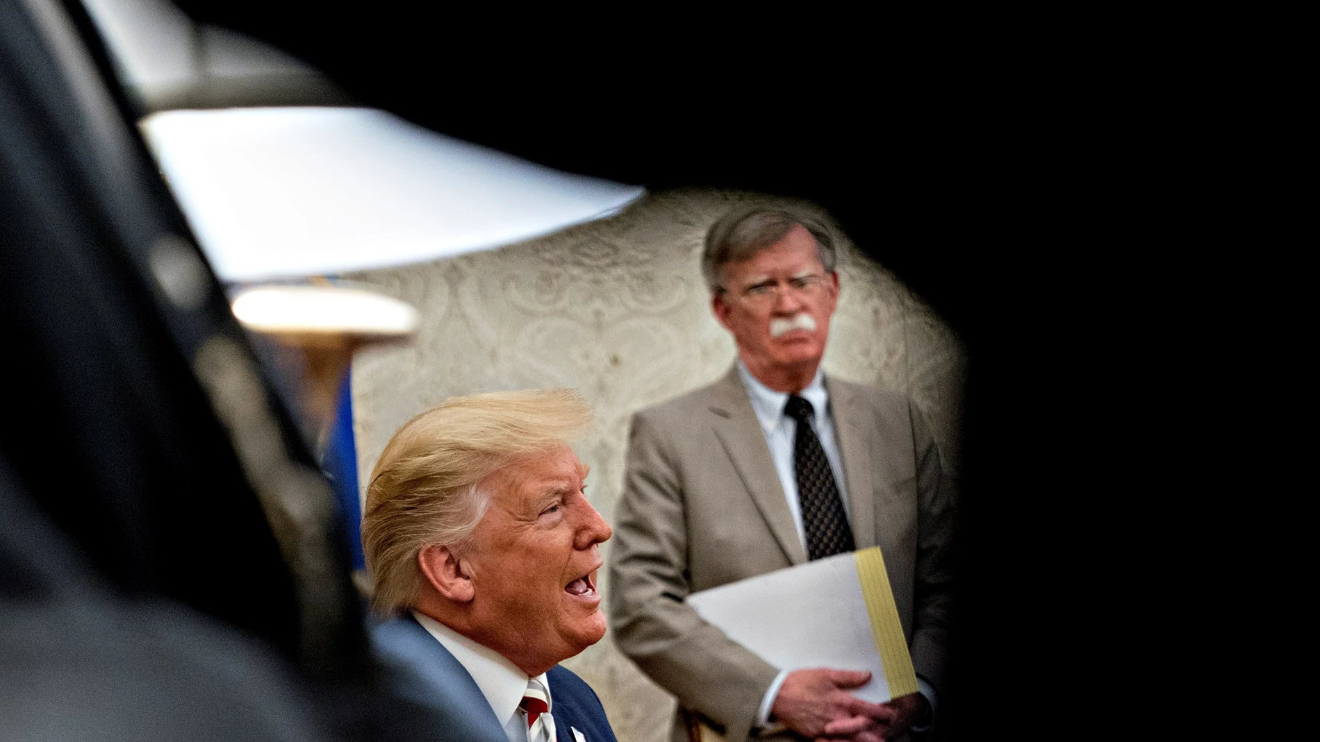 Bolton escucha a Donald Trump durante una reunión en el Despacho Oval
