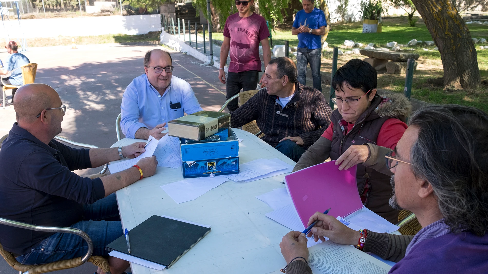 El sacerdote Manuel Muiños, fundador y presidente de Proyecto Hombre en Salamanca, junto a residentes