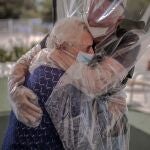 Una interna en una residencia de mayores abraza a su hijo a través de un plástico habilitado para que los familiares se puedan dar su primer abrazo desde hace tres meses, debido al estado de alarma decretado por la pandemia del coronavirus.