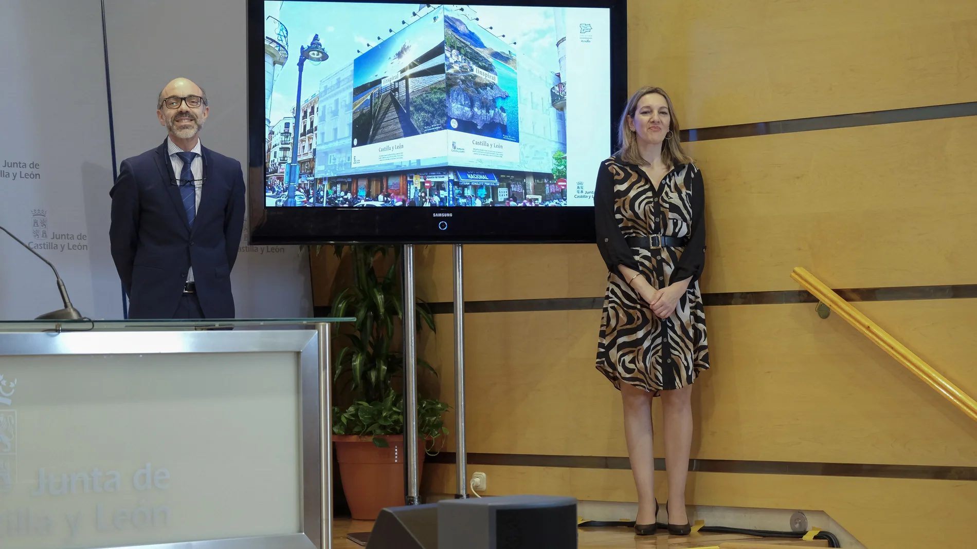 El consejero de Cultura y Turismo, Javier Ortega, y la directora general de Turismo, Estrella Torrecilla, presentan la campaña promocional