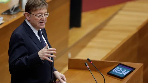 El presidente de la Generalitat Valenciana, Ximo Puig, interviene en la sesión de control, hoy jueves, en Les Corts Valencianes