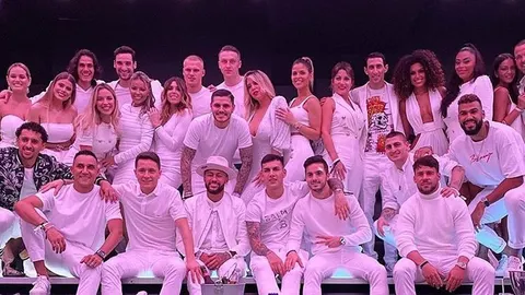 Neymar, en su fiesta de cumpleaños junto a sus compañeros del PSG.