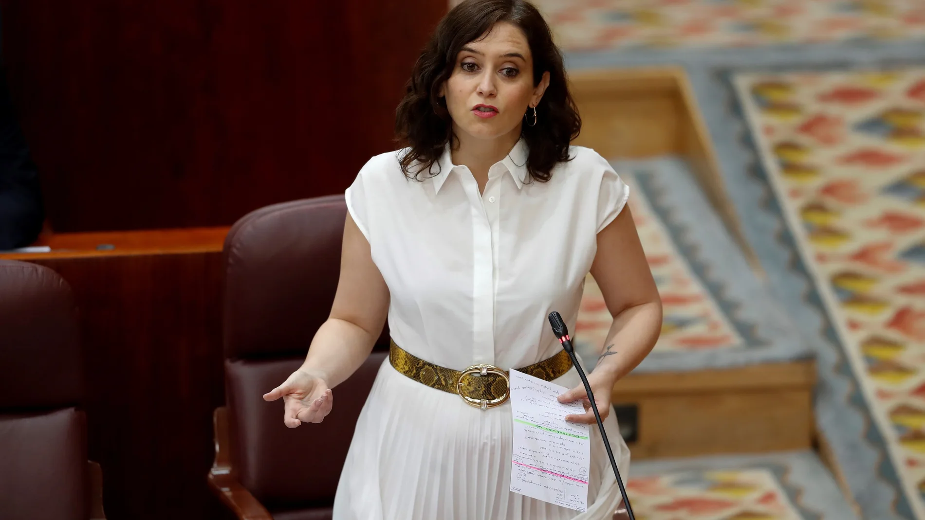 La presidenta regional, Isabel Díaz Ayuso, al inicio del pleno de la Asamblea de Madrid centrado este jueves en la crisis del coronavirus.