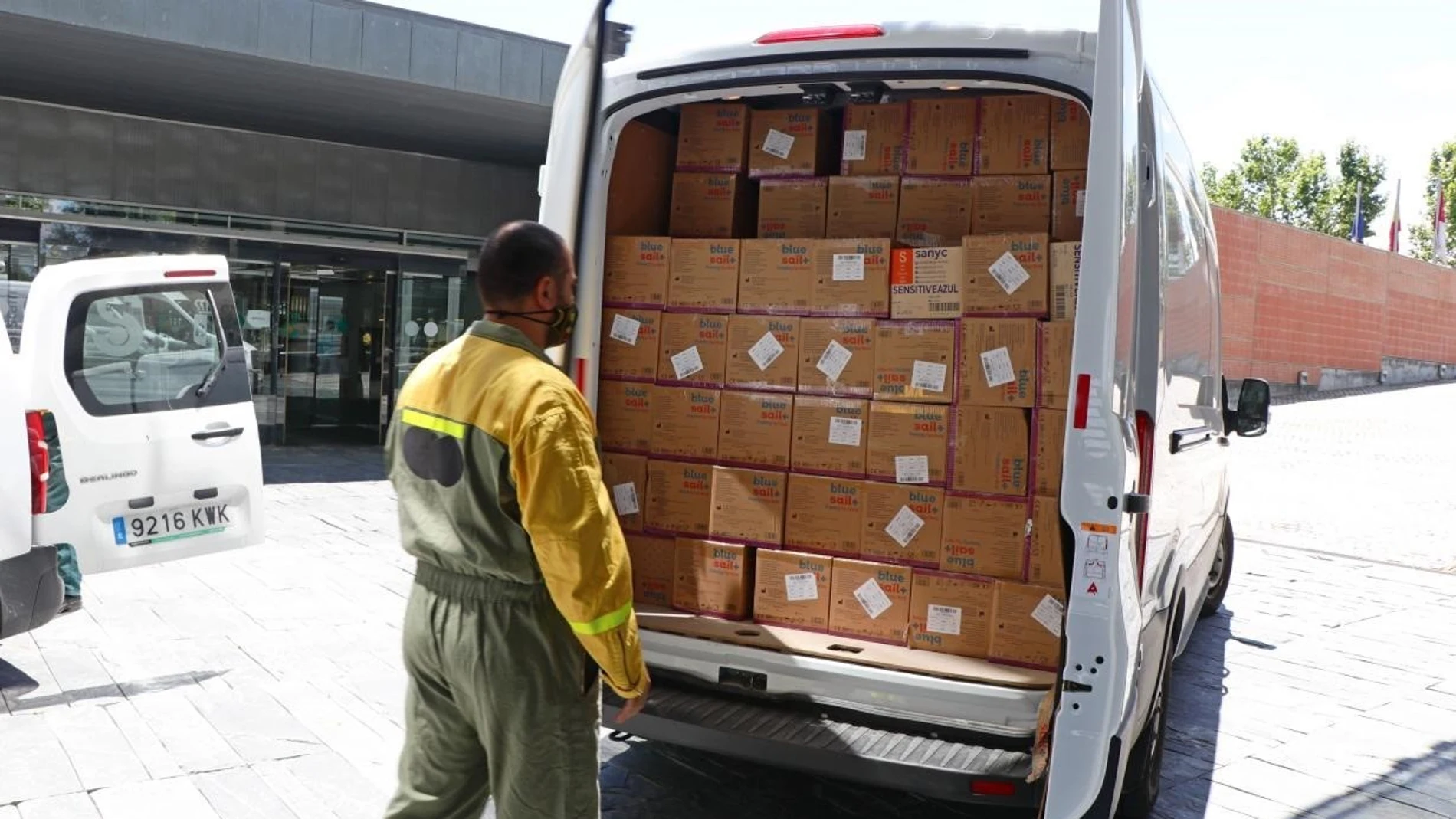 Cvirus.- Junta reparte en los últimos 15 días 5,9 millones de guantes y 643.000 mascarillas a profesionales sanitarios