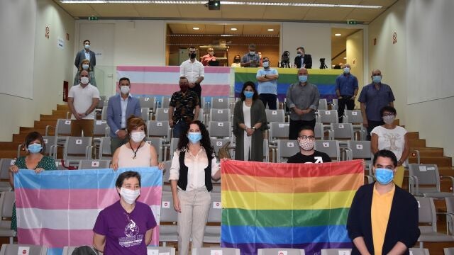 La consejera de Igualdad, Rocío Ruiz, posa junto a compañeros de la Consejería con motivo del Orgullo Lgtbi