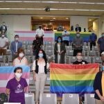 La consejera de Igualdad, Rocío Ruiz, posa junto a compañeros de la Consejería con motivo del Orgullo Lgtbi