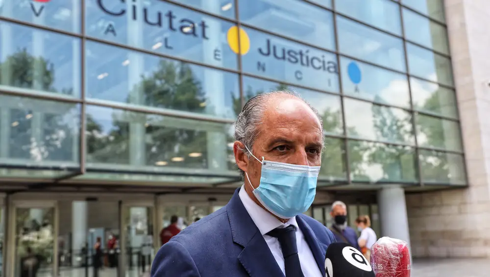 El expresidente de la Comunidad Valenciana Francisco Camps, atiende a los medios de comunicación a su salida de la Audiencia Nacional