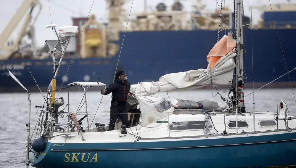 Juan Manuel Ballestero a bordo de su velero &quot;Skua&quot;en Mar del Plata, Argentina