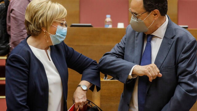La consellera de Sanidad Universal y Salud Pública, Ana Barceló, saluda al conseller de Hacienda y Modelo Económico, Vicent Soler, saluda la durante la sesión de control al Consell de la Generalitat Valenciana en las Corts